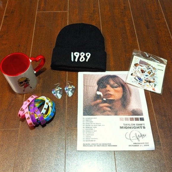 Taylor Swift Swiftie Bundle - Picture 1 of 16